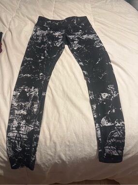 ALO Yoga Black and White Marble-Print Jeggings
